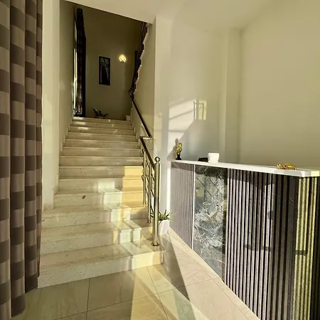 Aerostay فندق Rinas